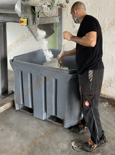 sacando hielo silo con removedores CIDECO.es